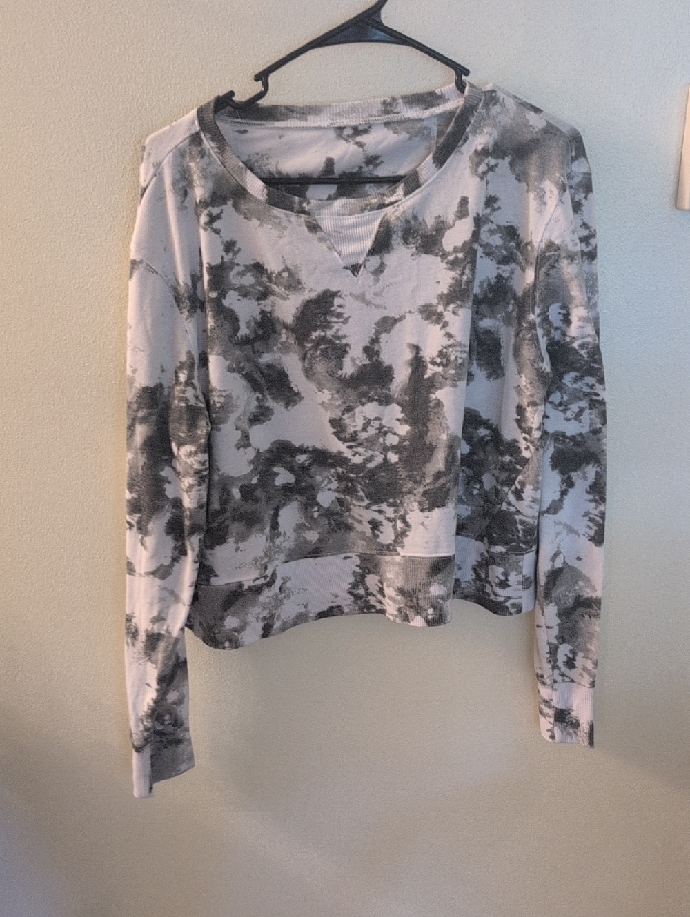 Tie-Dye Long Sleeve Crewneck Crop Top - Gray/White